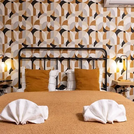 Stylish 'photo Booth' With An Amazing Location Apartmán